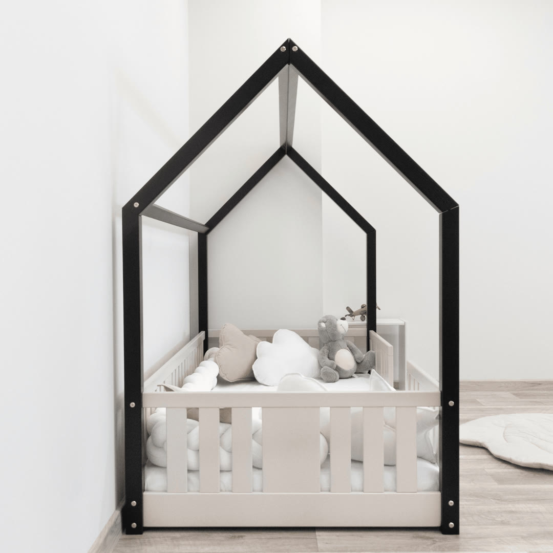 Konstrukcja łóżka Niko Short w odcieniu kaszmir widoczna z boku, z akcentem na stabilne nogi i stelaż pod materacem